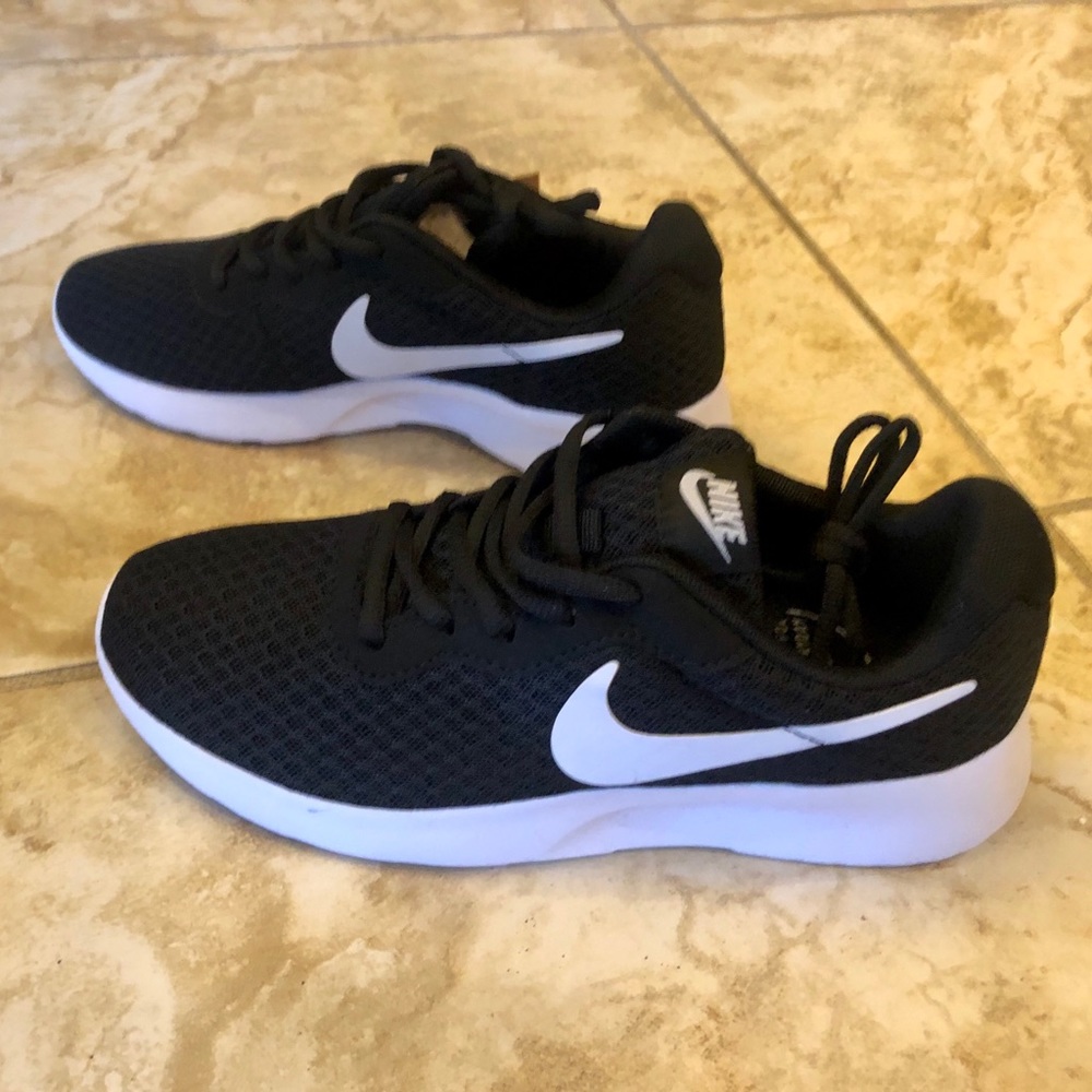 Women’s Nike size 7 Tanjun sneaker - New with Tag